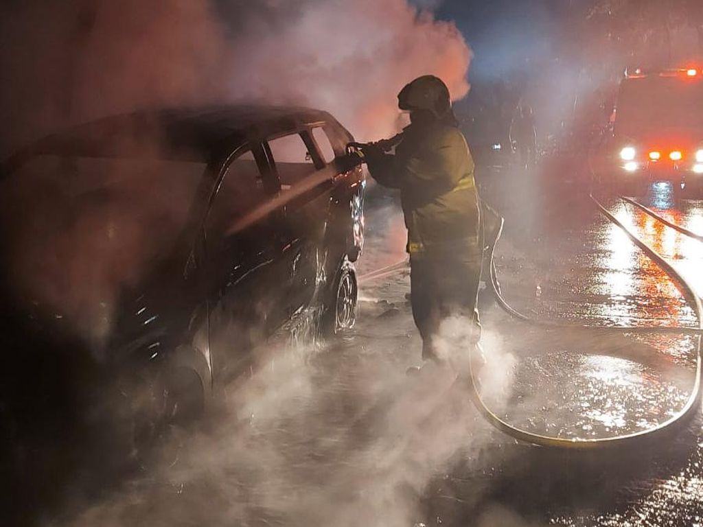 Mobil Hangus Terbakar di Kebon Jeruk Jakbar, Diduga Korsleting