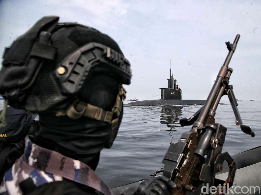 Momen KRI Alugoro-405 Buatan PT PAL Melintasi Teluk Jakarta Momen KRI Alugoro-405 Buatan PT PAL Melintasi Teluk Jakarta
