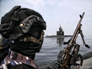 Momen KRI Alugoro-405 Buatan PT PAL Melintasi Teluk Jakarta Momen KRI Alugoro-405 Buatan PT PAL Melintasi Teluk Jakarta