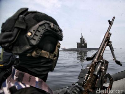 Momen KRI Alugoro-405 Buatan PT PAL Melintasi Teluk Jakarta