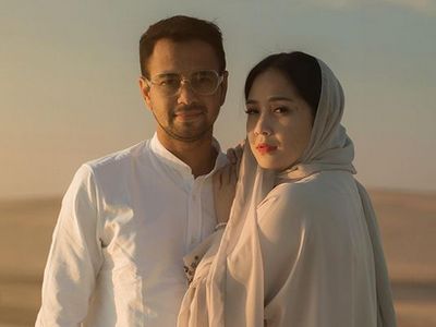 7 Foto Nagita Slavina di Gurun Pasir, Tampil Muslimah dengan Kaftan & Kerudung