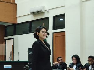 Dukungan Kekasih Bule untuk Nikita Mirzani saat Jalani Sidang Dukungan Kekasih Bule untuk Nikita Mirzani saat Jalani Sidang