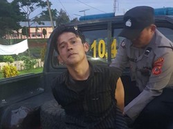 Momen Ngeri Pria Cianjur Bacok Mati Warga dan Bakar Rumah-Mobil