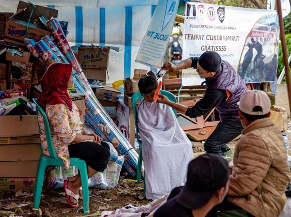 Pangkas Rambut Gratis di Tenda Pengungsian Gempa Cianjur