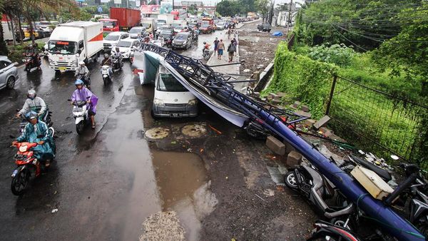 Lihat Lagi Papan Reklame Ambruk Timpa Mobil-Motor di Sidoarjo