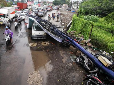 Lihat Lagi Papan Reklame Ambruk Timpa Mobil-Motor di Sidoarjo