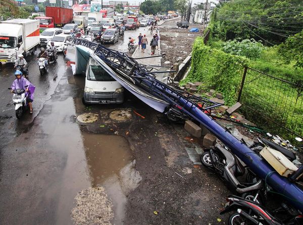 Lihat Lagi Papan Reklame Ambruk Timpa Mobil-Motor di Sidoarjo