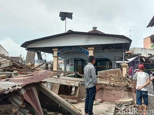 Musala Pasar Kesamben Blitar Tak Tersentuh Api Meski Kios-Lapak Hangus Terbakar Musala Pasar Kesamben Blitar Tak Tersentuh Api Meski Kios-Lapak Hangus Terbakar