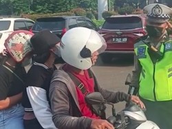Tilang Manual Dilarang, Motor Bonceng Tiga-Tak Pakai Helm Cuma Ditegur