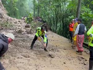 Waspada! Longsor Susulan Masih Hantui Jalan Maribaya-Lembang Waspada! Longsor Susulan Masih Hantui Jalan Maribaya-Lembang