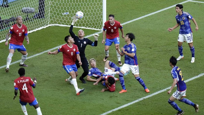 Costa Ricas goalkeeper Keylor Navas reaches for the ball to make a save during the World Cup, group E soccer match between Japan and Costa Rica, at the Ahmad Bin Ali Stadium in Al Rayyan, Qatar, Sunday, Nov. 27, 2022. (AP Photo/Hassan Ammar)