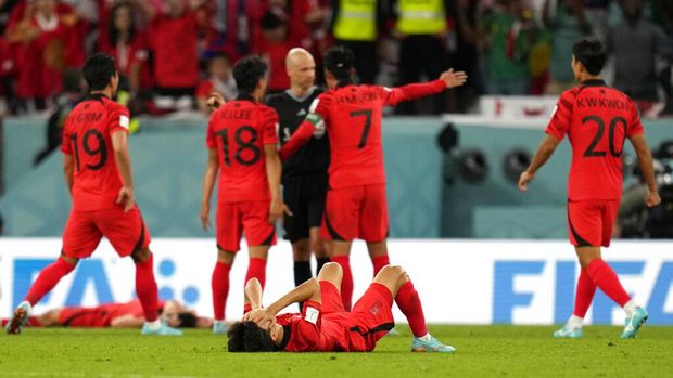 South Korea players react at the end of the World Cup group H soccer match between South Korea and Ghana, at the Education City Stadium in Al Rayyan, Qatar, Monday, Nov. 28, 2022. (AP Photo/Ricardo Mazalan)
