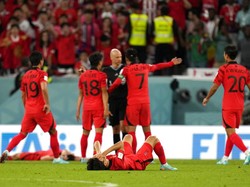 Pemain Korea Selatan protes karena wasit meniup peluit akhir di saat ada sepak pojok. (Foto: AP/Ricardo Mazalan)