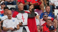 FIFA kembali membuat aturan di tengah gelaran Piala Dunia 2022 Qatar. Aturan tersebut adalah larangan suporter untuk mengenakan pakaian tentara salib ketika menonton pertandingan penyisihan Grup B antara Inggris vs Amerika Serikat. Hasan Bratic/DeFodi Images/Getty Images  