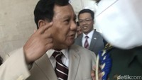 Prabowo Tunjuk-tunjuk Rambutnya saat Respons Pemimpin Rambut Putih