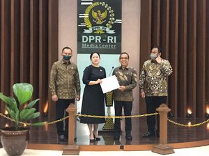 Momen Puan Bikin Penasaran Saat Umumkan Calon Panglima TNI Yudo Momen Puan Bikin Penasaran Saat Umumkan Calon Panglima TNI Yudo