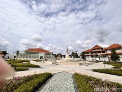 Ramai di Sosmed! Pura Mangkunegaran Punya Taman Cantik Tiada Tara