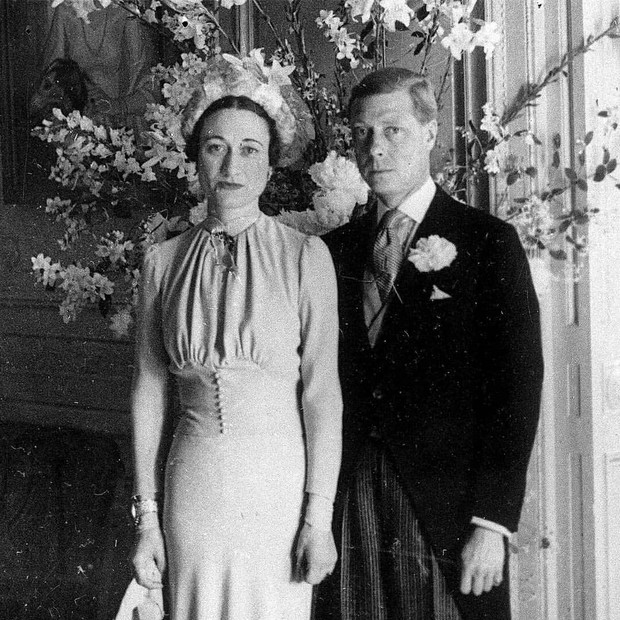 Pernikahan raja Edward dan Wallis Simpson memicu kontroversi.