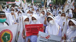 Ratusan Nakes Geruduk Gedung DPR