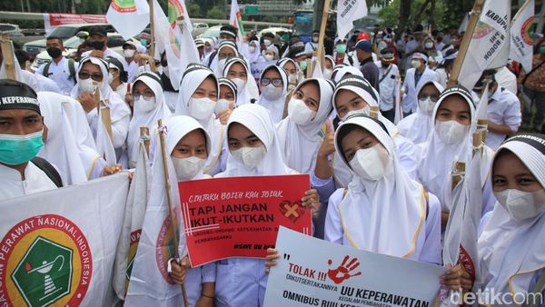 Ratusan Nakes Geruduk Gedung DPR