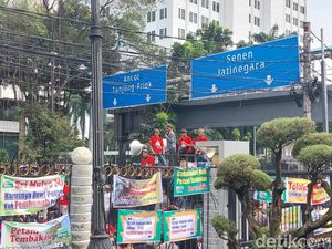Ratusan Petani Tembakau Geruduk Kantor Sri Mulyani, Tolak Cukai Naik!