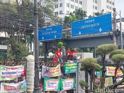 Ratusan Petani Tembakau Geruduk Kantor Sri Mulyani, Tolak Cukai Naik!