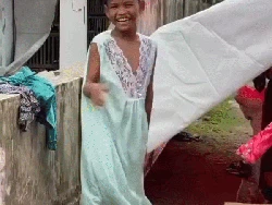 Bahagia Bercampur Pilu Saat Pengungsi Pria Pakai Baju Wanita