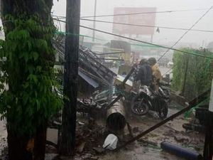 Angin Kencang di Aloha Sidoarjo Robohkan Baliho Timpa Mobil-Motor Angin Kencang di Aloha Sidoarjo Robohkan Baliho Timpa Mobil-Motor