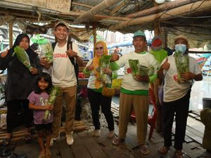 Relawan Ganjar Pranowo Beri 1.200 Lubang Tanam Sayur ke Poktan di Jakut