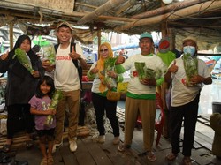 Relawan Ganjar Pranowo Beri 1.200 Lubang Tanam Sayur ke Poktan di Jakut