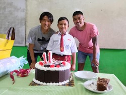 Pemain Arema FC Rayakan Ultah Anak Korban Tragedi Kanjuruhan