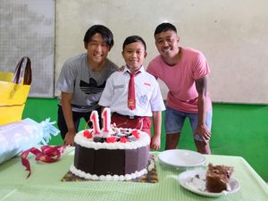 Pemain Arema FC Rayakan Ultah Anak Korban Tragedi Kanjuruhan Pemain Arema FC Rayakan Ultah Anak Korban Tragedi Kanjuruhan