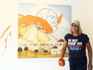 Seniman Ini Rusak Lukisannya, Sindir Aksi Aktivis Lingkungan