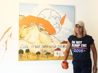 Seniman Ini Rusak Lukisannya, Sindir Aksi Aktivis Lingkungan