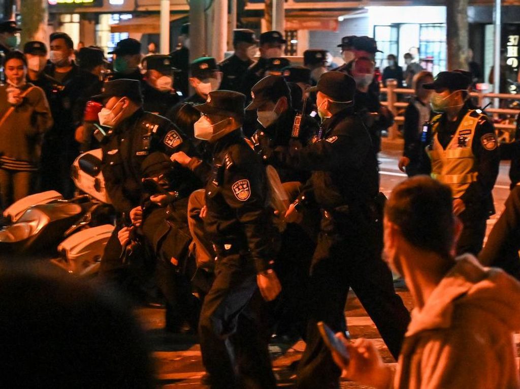 3 Orang Ditangkap dalam Protes Pembatasan COVID di Shanghai