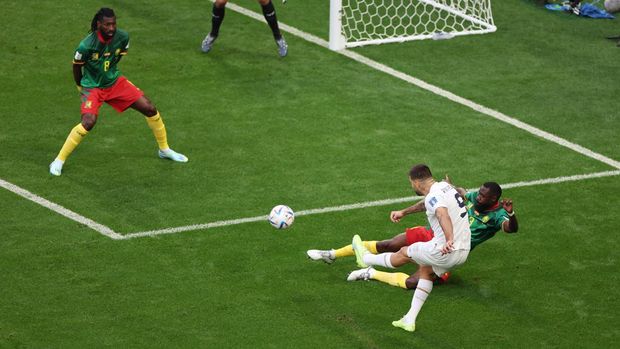 Soccer Football - FIFA World Cup Qatar 2022 - Group G - Cameroon v Serbia - Al Janoub Stadium, Al Wakrah, Qatar - November 28, 2022 Serbia's Aleksandar Mitrovic shoots at goal REUTERS/Marko Djurica