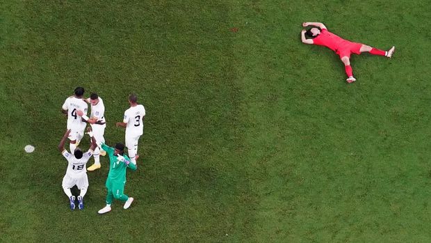 Soccer Football - FIFA World Cup Qatar 2022 - Group H - South Korea v Ghana - Education City Stadium, Al Rayyan, Qatar - November 28, 2022  South Korea's Cho Gue-sung looks dejected as Ghana's Daniel Amartey, Lawrence Ati-Zigi, Denis Odoi and Mohammed Salisu celebrate after the match REUTERS/Kai Pfaffenbach