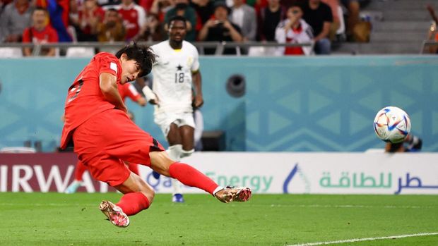 Soccer Football - FIFA World Cup Qatar 2022 - Group H - South Korea v Ghana - Education City Stadium, Al Rayyan, Qatar - November 28, 2022  South Korea's Cho Gue-sung scores their first goal REUTERS/Kim Hong-Ji
