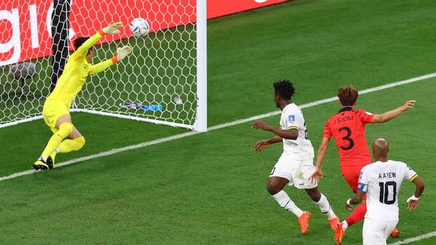 Soccer Football - FIFA World Cup Qatar 2022 - Group H - South Korea v Ghana - Education City Stadium, Al Rayyan, Qatar - November 28, 2022 Ghana's Mohammed Kudus scores their second goal REUTERS/Matthew Childs