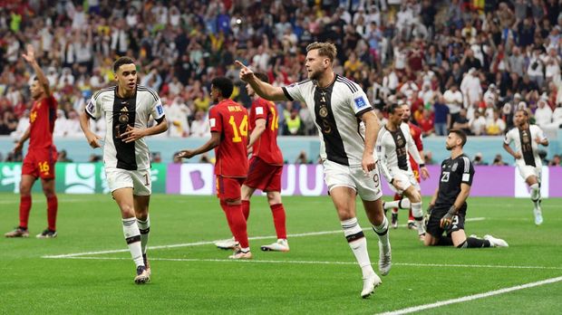 Soccer Football - FIFA World Cup Qatar 2022 - Group E - Spain v Germany - Al Bayt Stadium, Al Khor, Qatar - November 27, 2022 Germany's Niclas Fullkrug celebrates scoring their first goal with Jamal Musiala REUTERS/Matthew Childs     TPX IMAGES OF THE DAY