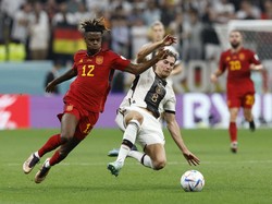 Spanyol masih lebih banyak menguasai bola. Meski demikian pressing Jerman lebih intens bikin penguasaan bola Spanyol tak sepenuhnya efektif lagi. Skor 0-0 bertahan hingga turun minum. Reuters/Albert Gea  