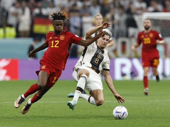 Soccer Football - FIFA World Cup Qatar 2022 - Group E - Spain v Germany - Al Bayt Stadium, Al Khor, Qatar - November 27, 2022 Spain's Nico Williams in action with Germany's Leon Goretzka REUTERS/Albert Gea
