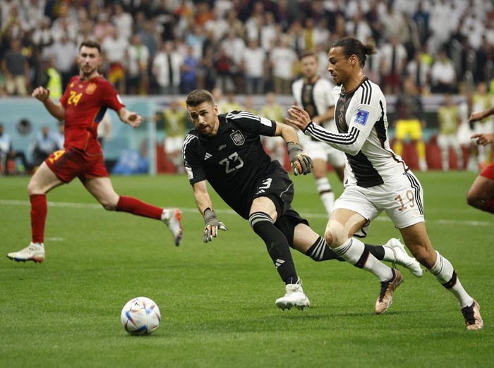 Soccer Football - FIFA World Cup Qatar 2022 - Group E - Spain v Germany - Al Bayt Stadium, Al Khor, Qatar - November 27, 2022 Germany's Leroy Sane in action with Spain's Unai Simon REUTERS/John Sibley