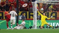 Spanyol bisa memecah kebuntuan di menit ke-63. Umpan mendatar Jordi Alba dari sisi kiri bisa disambar Alvaro Morata di depan gawang menjadi gol. Reuters/Matthew Childs  