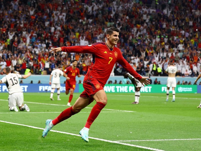 Soccer Football - FIFA World Cup Qatar 2022 - Group E - Spain v Germany - Al Bayt Stadium, Al Khor, Qatar - November 27, 2022 Spain's Alvaro Morata celebrates scoring their first goal REUTERS/Kai Pfaffenbach     TPX IMAGES OF THE DAY