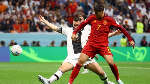 Soccer Football - FIFA World Cup Qatar 2022 - Group E - Spain v Germany - Al Bayt Stadium, Al Khor, Qatar - November 27, 2022 Spain's Alvaro Morata scores their first goal REUTERS/Kai Pfaffenbach