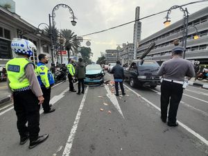 Ayam Potong Berhamburan di Jalan Asia Afrika Saat Motor Tabrak Taksi