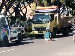 Viral Pria Salat di Tengah Lalu-lalang Kendaraan di Sukabumi