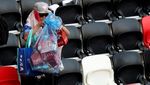 Teladan! Suporter Jepang Tetap Bersihkan Sampah Meski Timnya Kalah