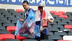 Teladan! Suporter Jepang Tetap Bersihkan Sampah Meski Timnya Kalah